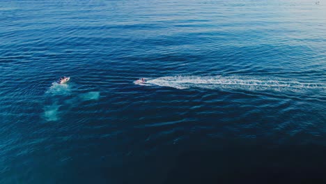 Drohne-Nach-Jetski-Auf-Dem-Wasser