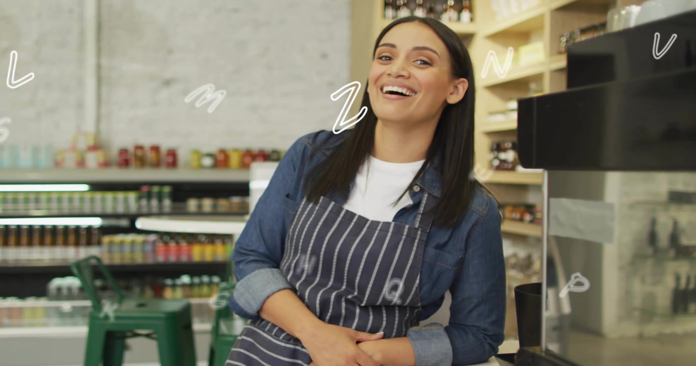Barista appoggiato al bancone che sorride alla telecamera con lettere che fluttuano da sinistra come branding del caffè