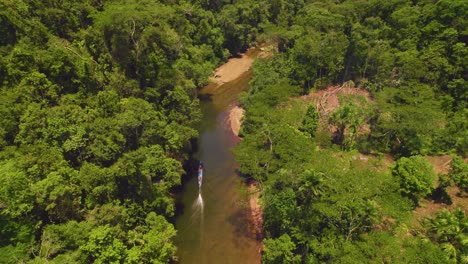 Un-Barco-Navegando-Por-Un-Río-Sinuoso-En-Oxapampa,-La-Exuberante-Selva-Del-Perú,-Durante-El-Día,-Vista-Aérea