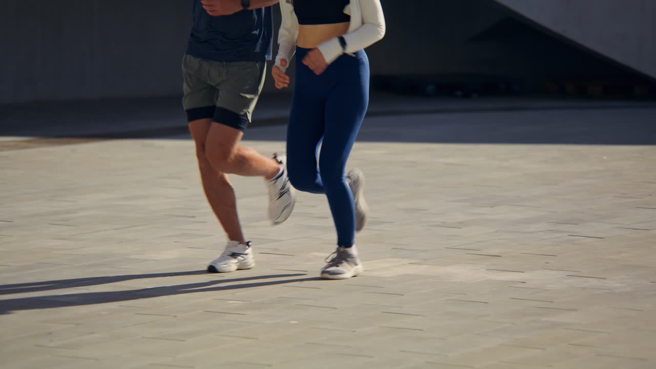 pareja corriendo juntos