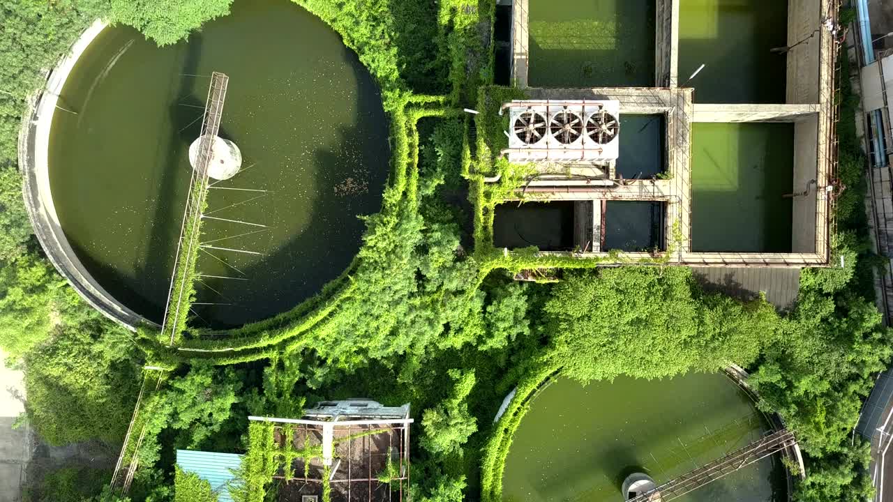 공중 상단에서 볼 수 있는 산업 구역의 폐수 처리 시스템의 4k