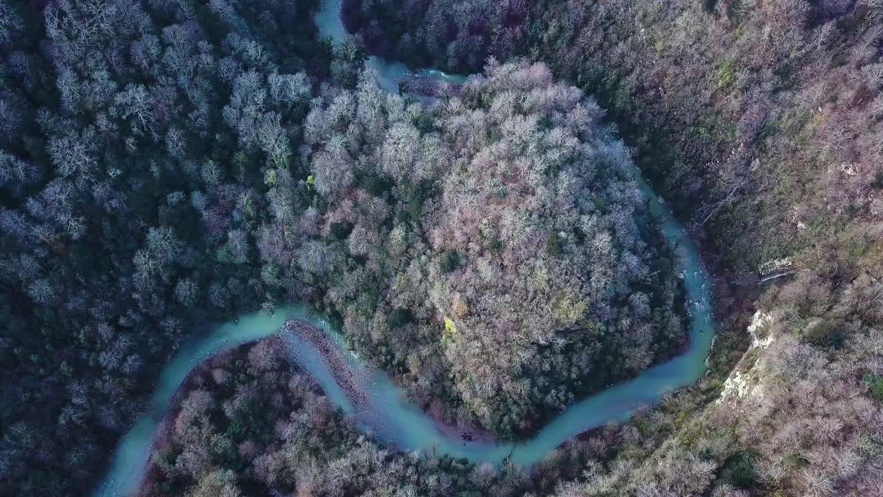 vista aérea de un río sinuoso a través de un bosque