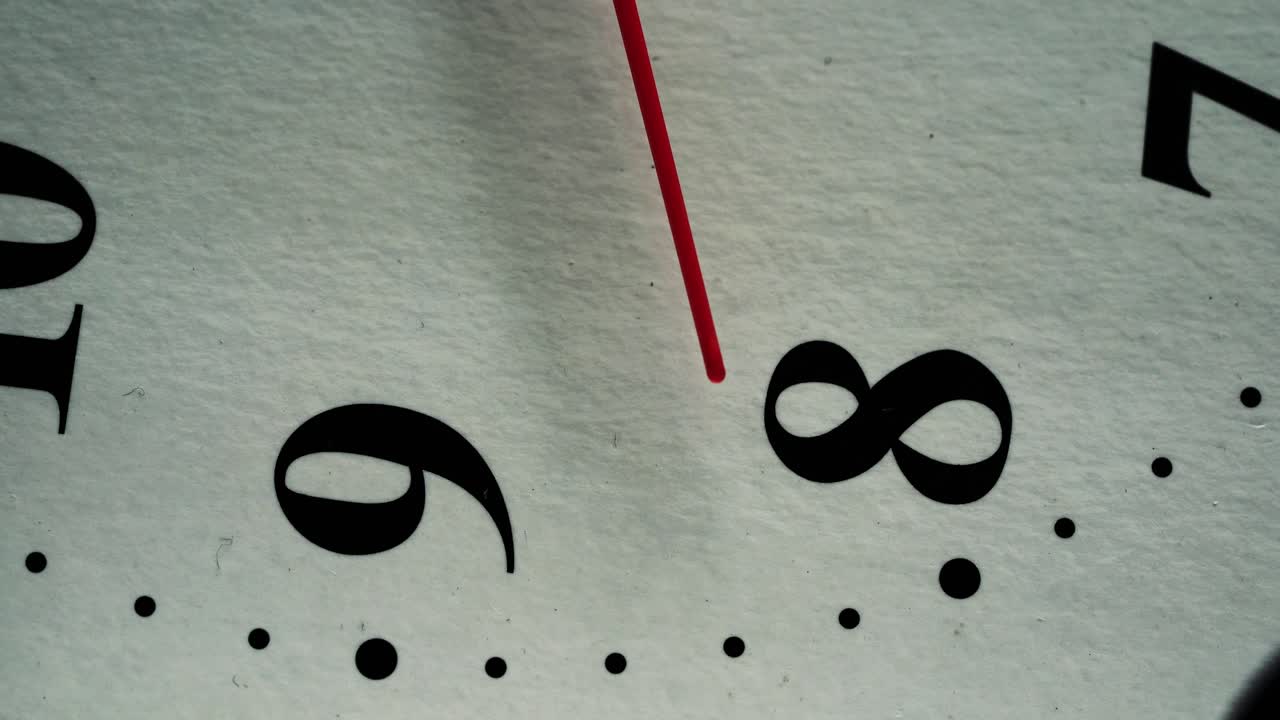 고정된 시계 흰색 배경의 4k 푸티지