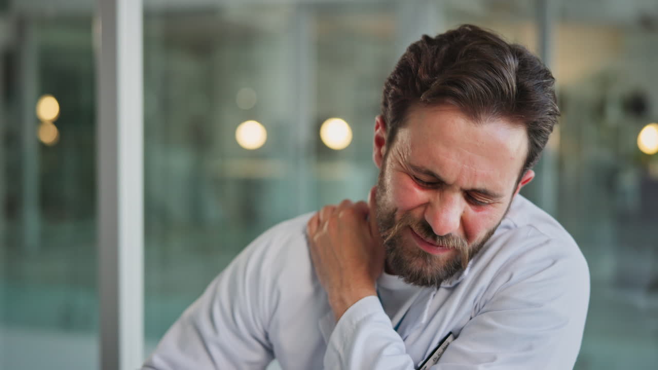 Médico sufriendo dolor de hombro y cuello