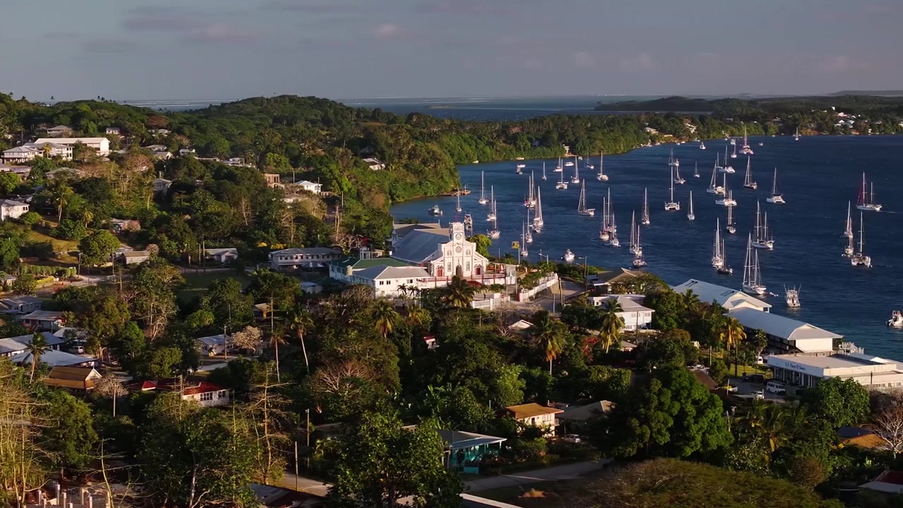 Splendida vista panoramica dell'isola tropicale di Vavau a Tonga. Costa con hotel e una chiesa bianca
