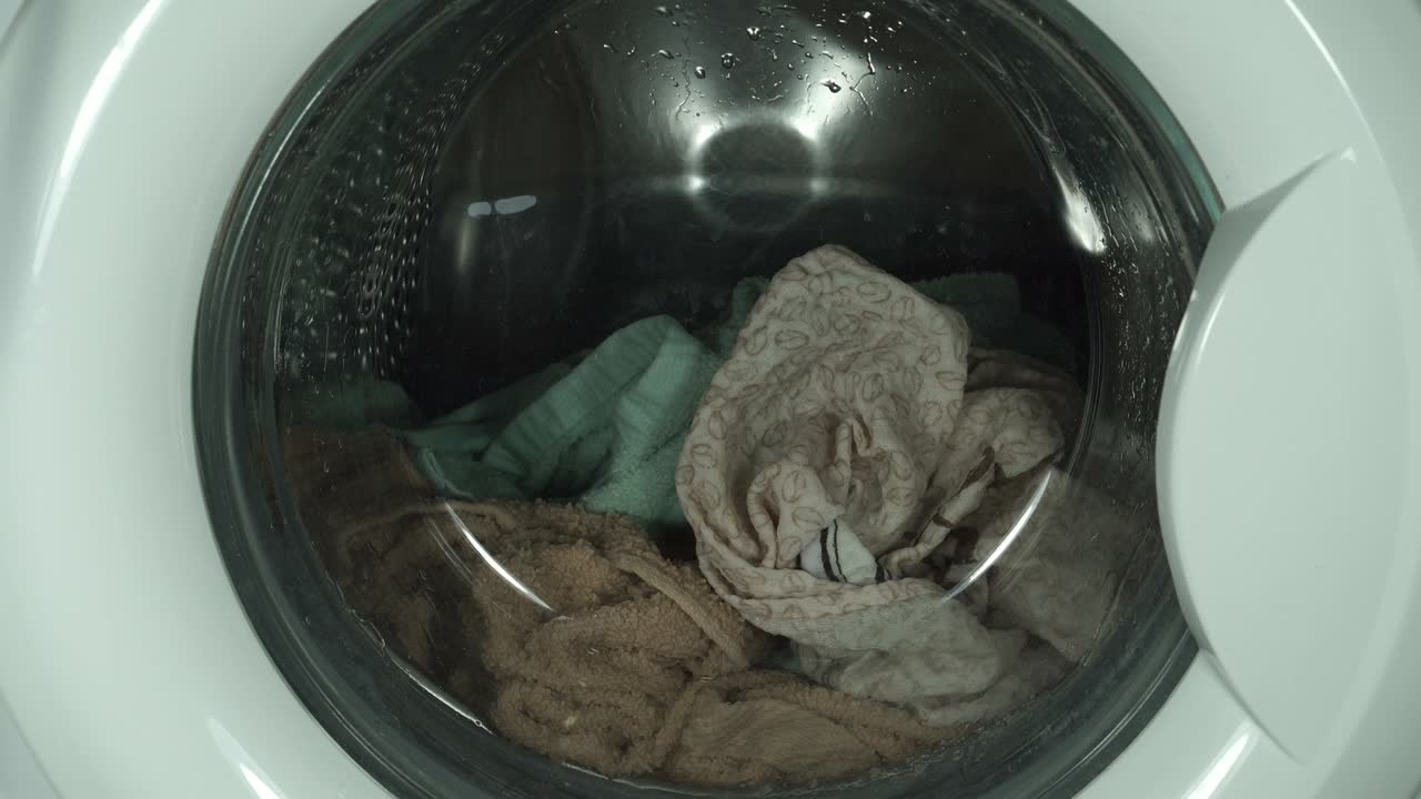 세탁기 작업. 세탁기 집에서 작업. 가전제품 작업. 옷 세탁.