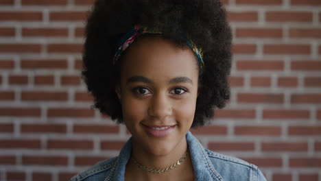 Retrato-Linda-Joven-Afroamericana-Estudiante-Sonriendo-Feliz-Disfrutando-De-Un-Estilo-De-Vida-Exitoso-Usando-Moda-Hermosa-Chica-Negra-Con-Peinado-Afro-Cámara-Lenta