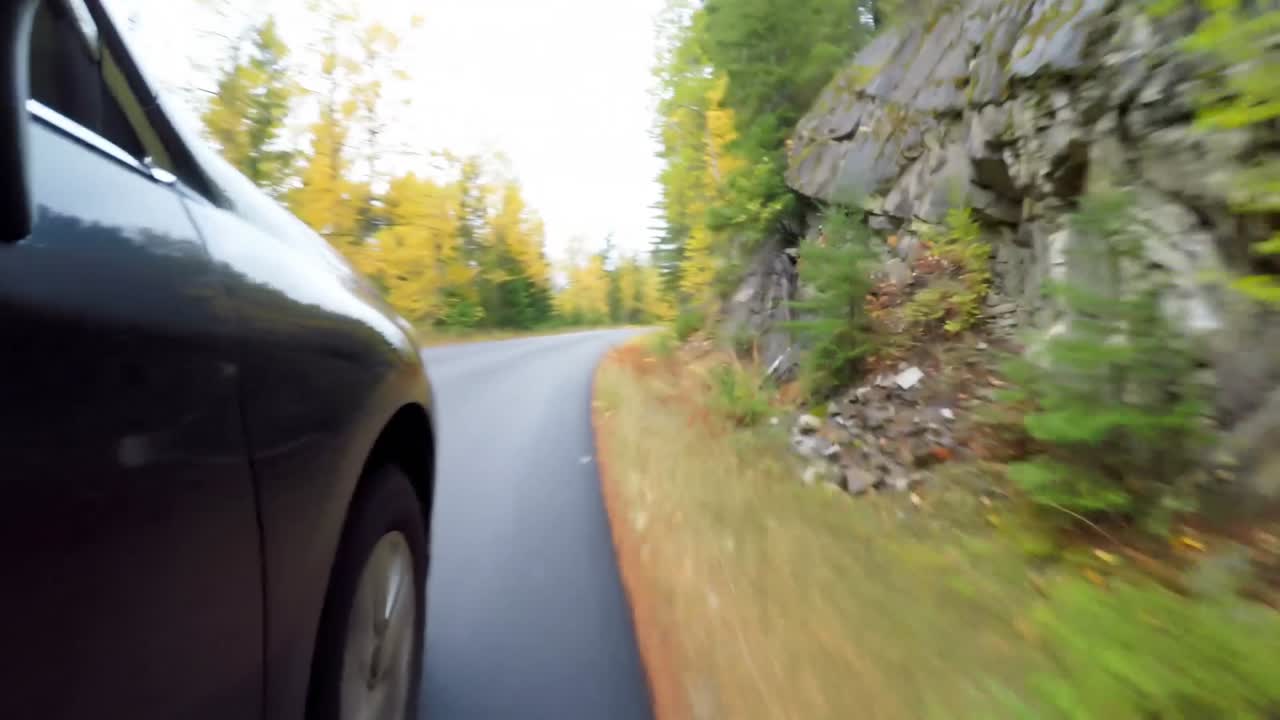 시골 도로 4k에서 자동차를 타고