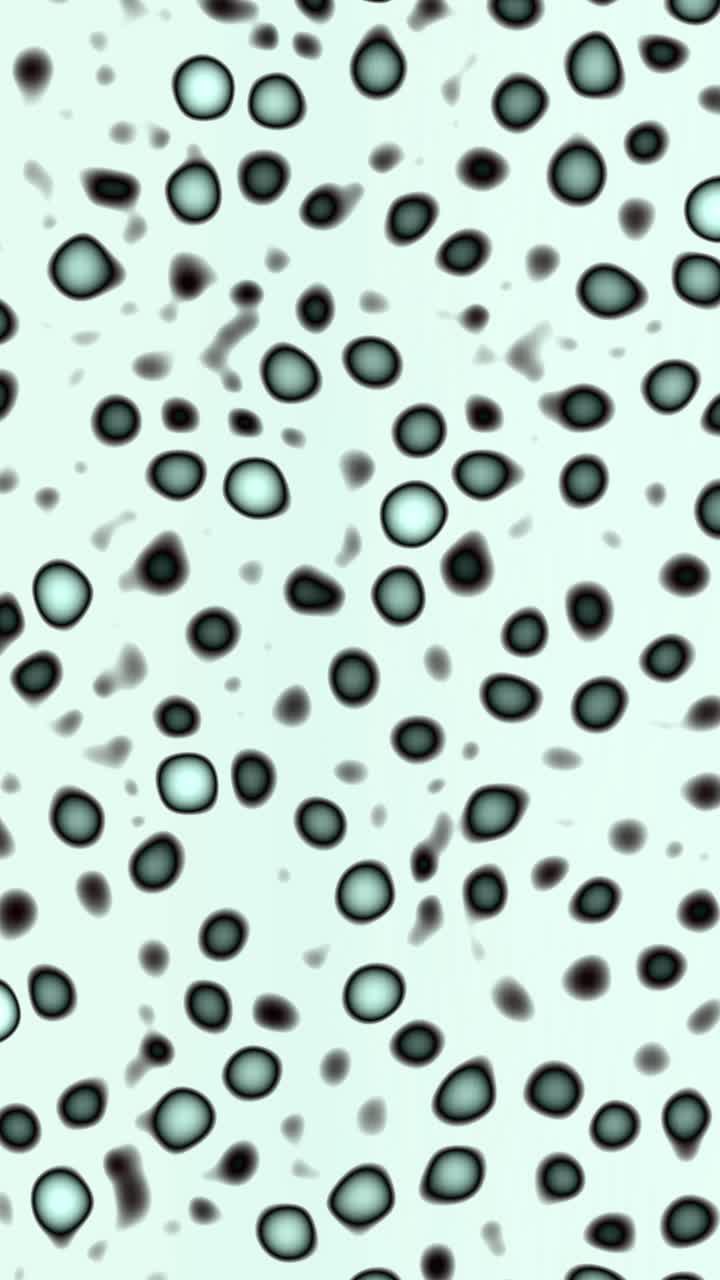 Ciclo continuo di cellule o bolle astratte che si muovono su uno sfondo chiaro e sterile. Formato verticale per contenuti social media di ambito medico, scientifico o sanitario.