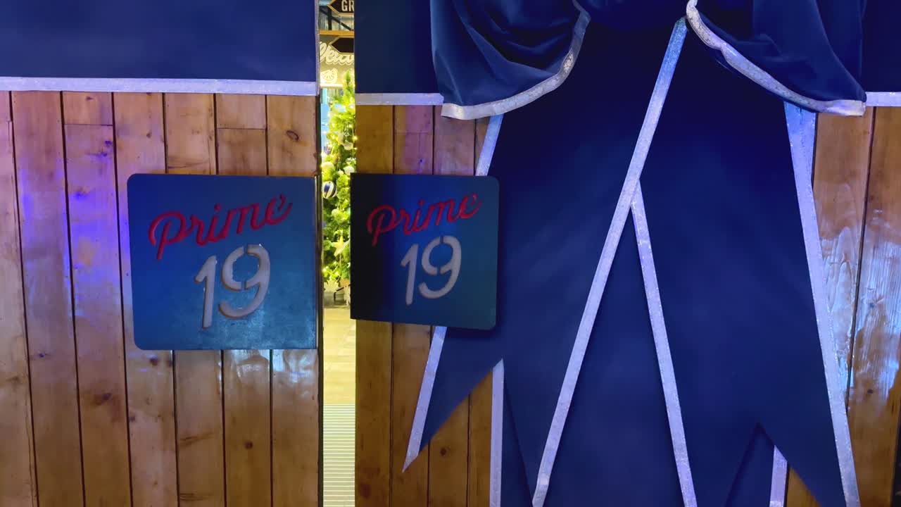 puertas de madera decoradas con el número 19