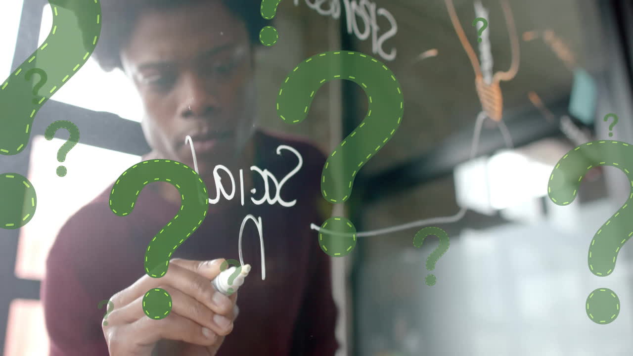 animación de datos y signos de interrogación sobre empresario afroamericano en el cargo