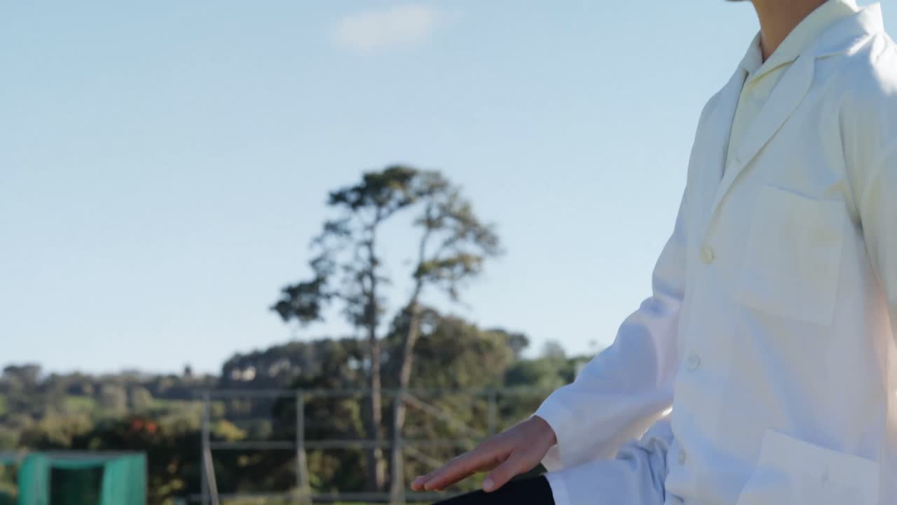 크리켓 심판 이 경기 도중 '레그 바이'를 신호 하고 있다