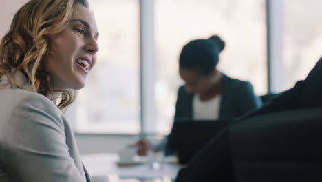 Hermosa-Mujer-De-Negocios-Sonriendo-Charlando-Con-Un-Colega-En-Una-Reunión-De-La-Sala-De-Juntas-Teniendo-Una-Conversación-Informal-Discutiendo-Ideas-Disfrutando-Del-Trabajo-En-Equipo-En-La-Oficina-4k