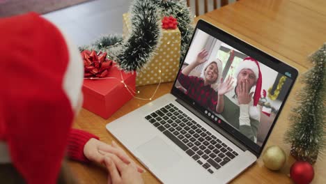 Mujer-Caucásica-En-Videollamada-Con-Padre-E-Hijo-En-Navidad