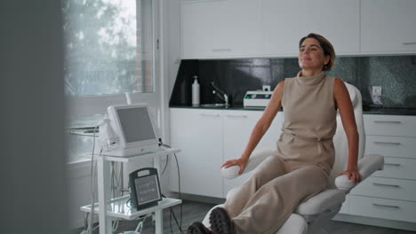 Una-Mujer-Sentada-En-Una-Silla-De-Cosmetología-Esperando-Una-Consulta-Profesional-Sobre-El-Cuidado-De-La-Piel.