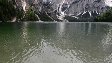 Vista-Sobre-El-Paisaje-Del-Lago-Braies-En-Los-Alpes.