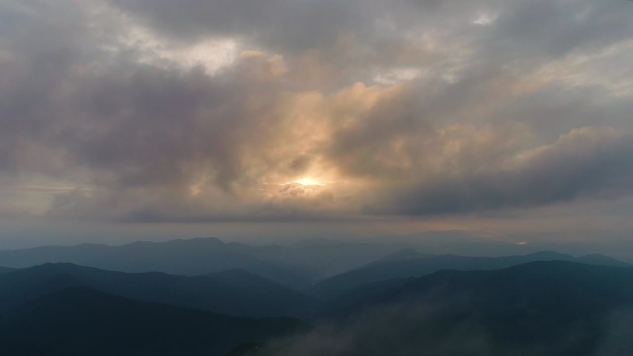 el vuelo en las nubes sobre la montaña en el fondo del atardecer. hiperlapso