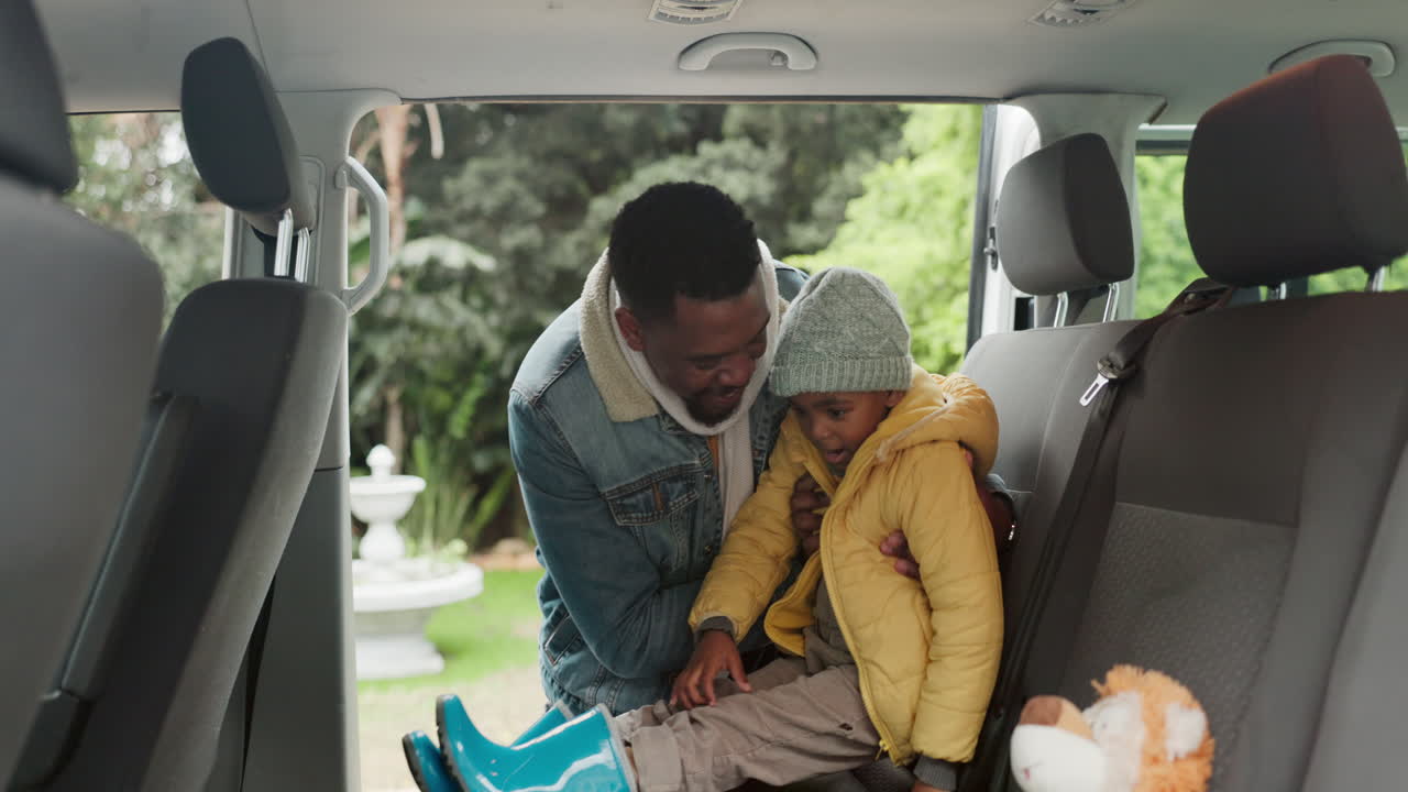 Viaggio, cintura di sicurezza e auto con padre