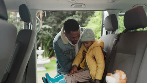 viajar, cinturón de seguridad y coche con el padre