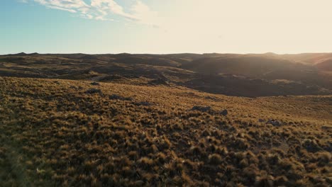 Atemberaubende-Schönheit-Der-Sierras-De-Córdoba,-Argentinien,-In-Diesem-Drohnenvideo