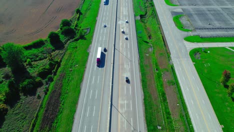 Roter-Sattelschlepper-Anhänger-Und-Weißer-LKW-Fahrer-Traktor,-Der-Auf-Der-Autobahn-Fährt