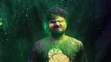 hombre adulto joven celebrando holi con colores