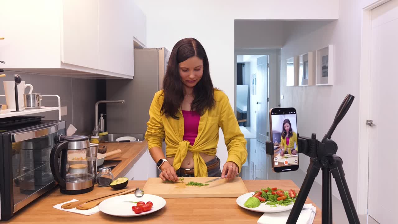 mujer cocinando una ensalada en un video de cocina