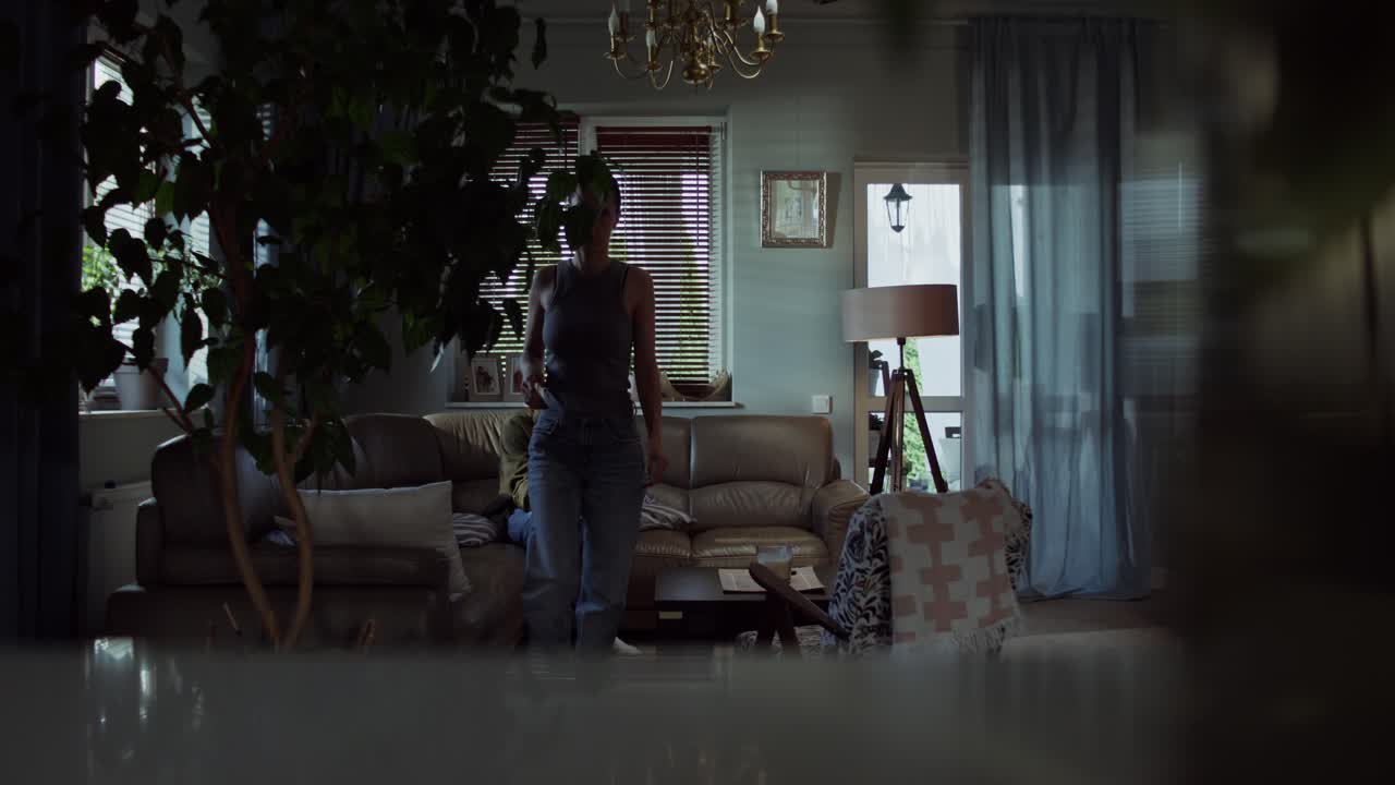 пара спорит в гостиной.