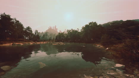 tranquilo lago forestal al atardecer