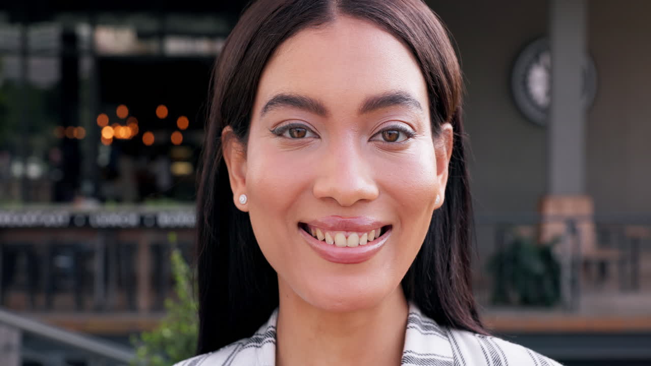 cara, sonreír y relajarse con una mujer en la ciudad