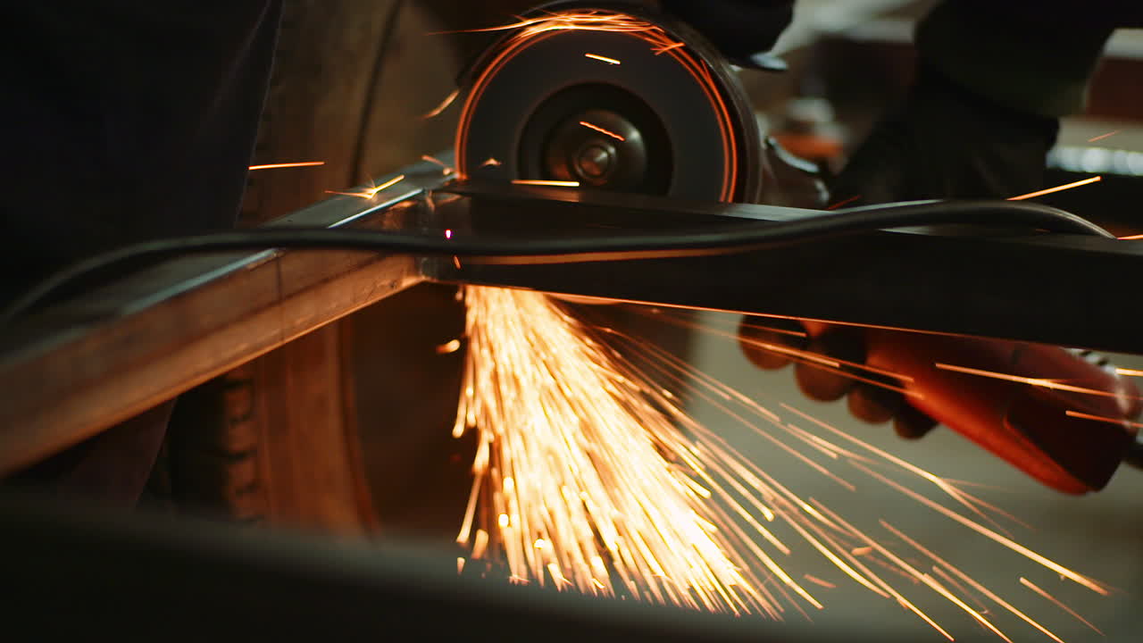 trabajador de la industria moliendo metal con amoladora angular 6