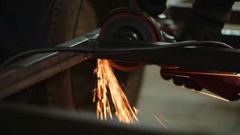 trabajador de la industria moliendo metal con amoladora angular 6