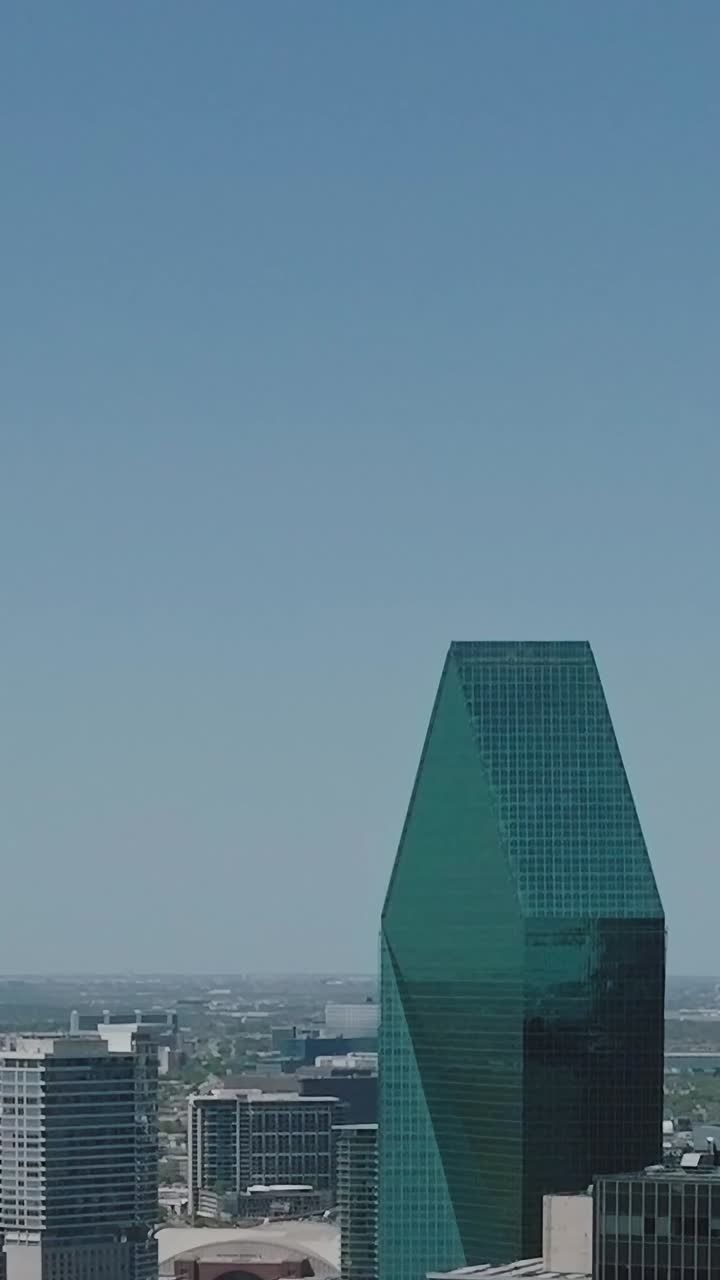 Vista do centro de Dallas do alto em um dia ensolarado