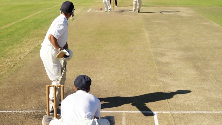 Bowler che lancia la palla durante una partita di cricket