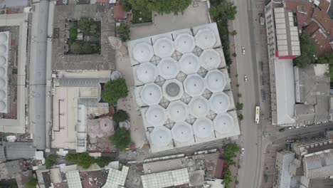 la gran mezquita de bursa o ulu cami es una mezquita en bursa, turquía. construida en el siglo xiv.