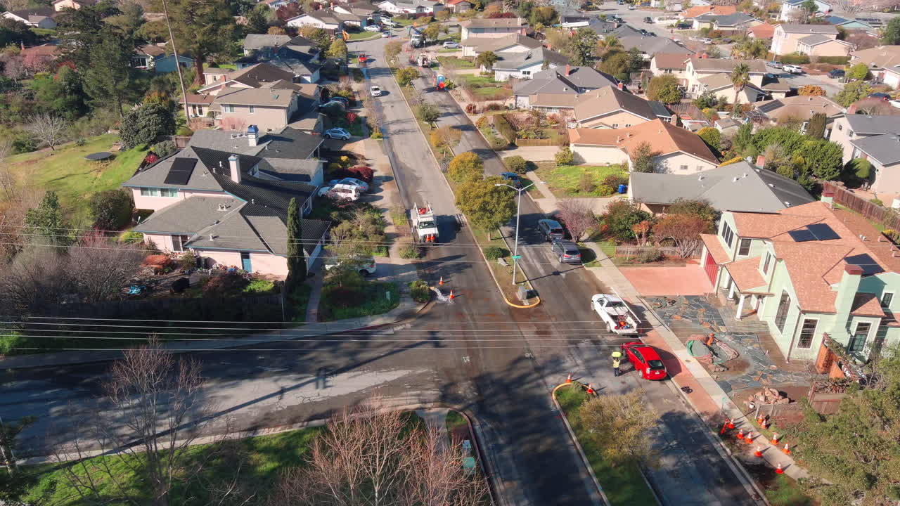 el equipo de la ciudad libera agua de un tanque de agua a través de una boca de incendios para que se puedan hacer reparaciones en el sistema - aéreo