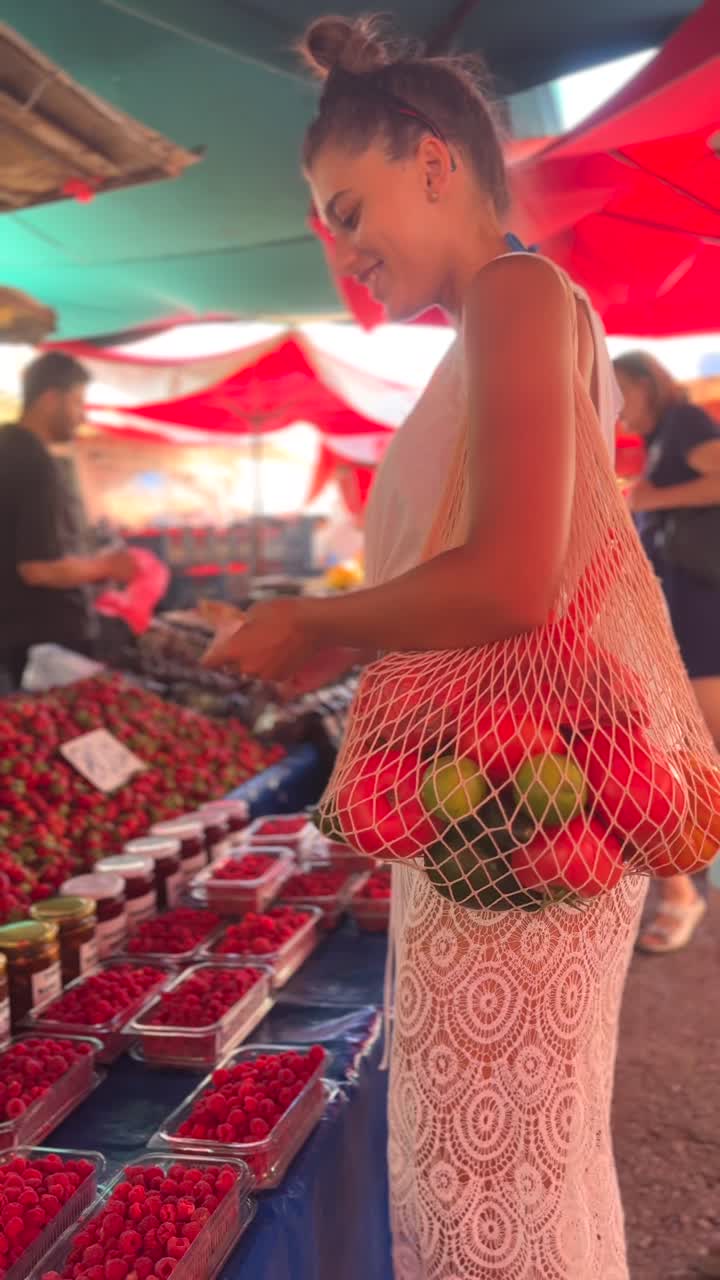 mujer comprando en un mercado de frutas