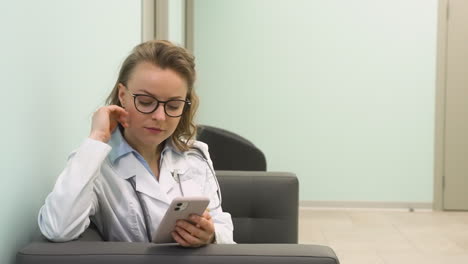 bella dottoressa che utilizza il telefono cellulare in clinica