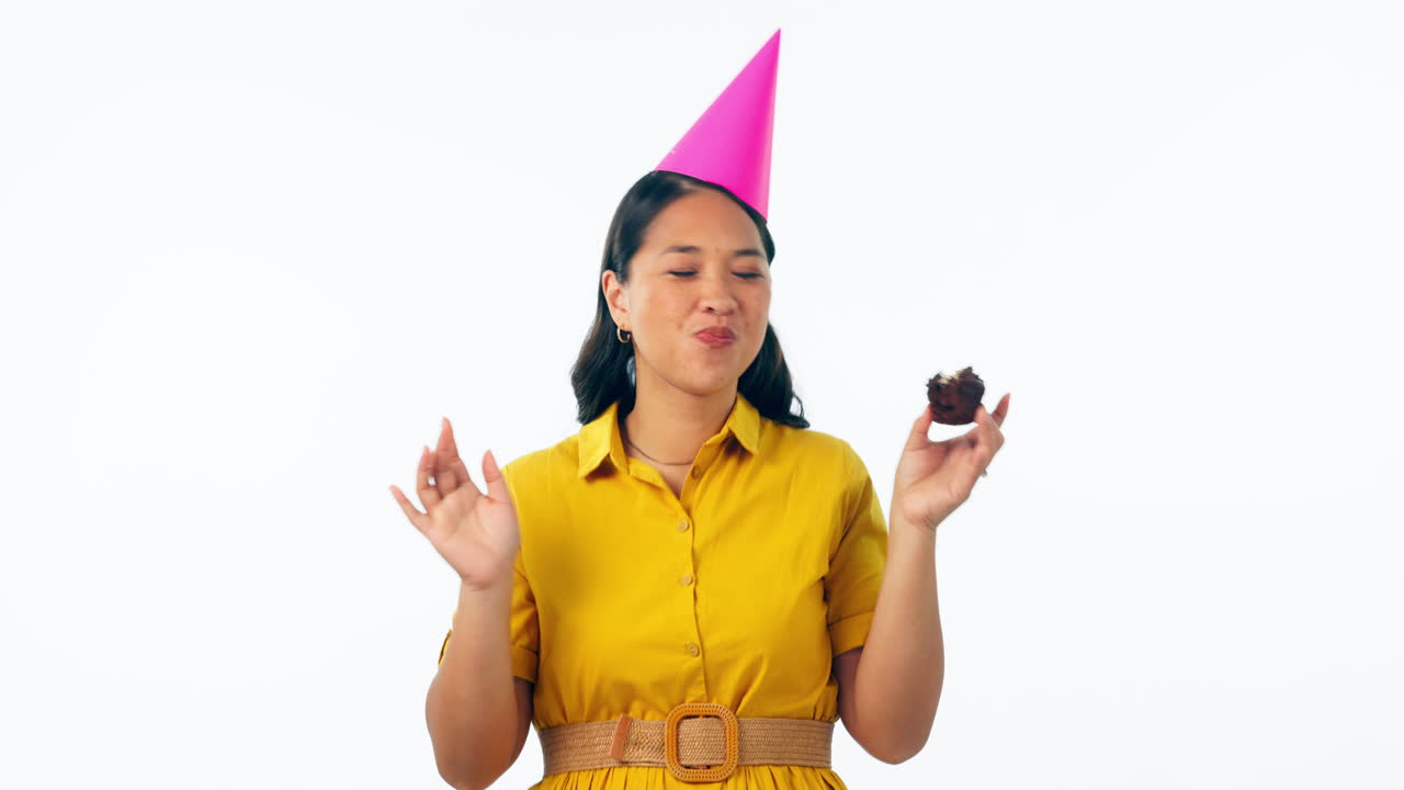 Volto, celebrazione e donna con cupcake