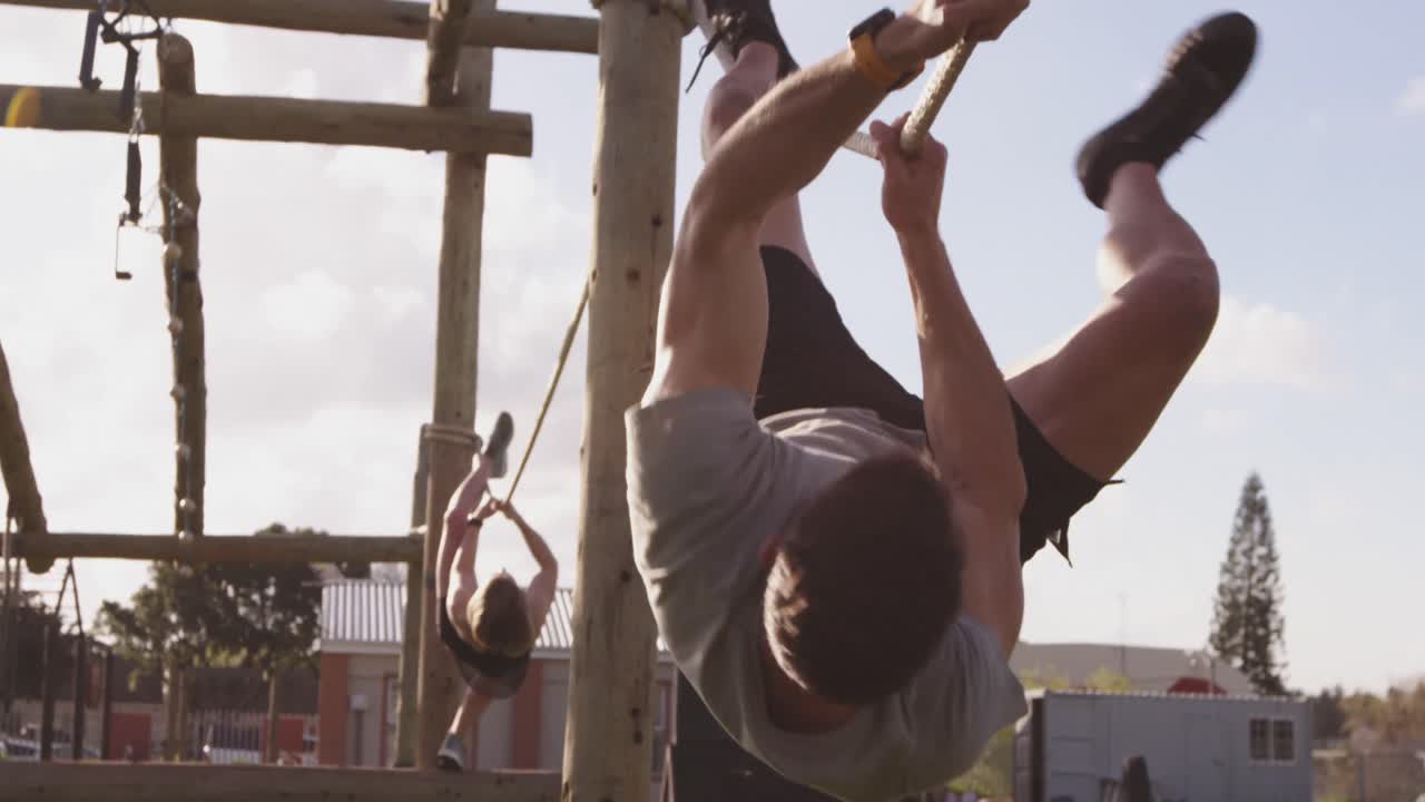 jóvenes adultos entrenando en un campamento de gimnasia al aire libre