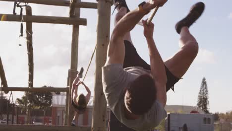 jóvenes adultos entrenando en un campamento de gimnasia al aire libre