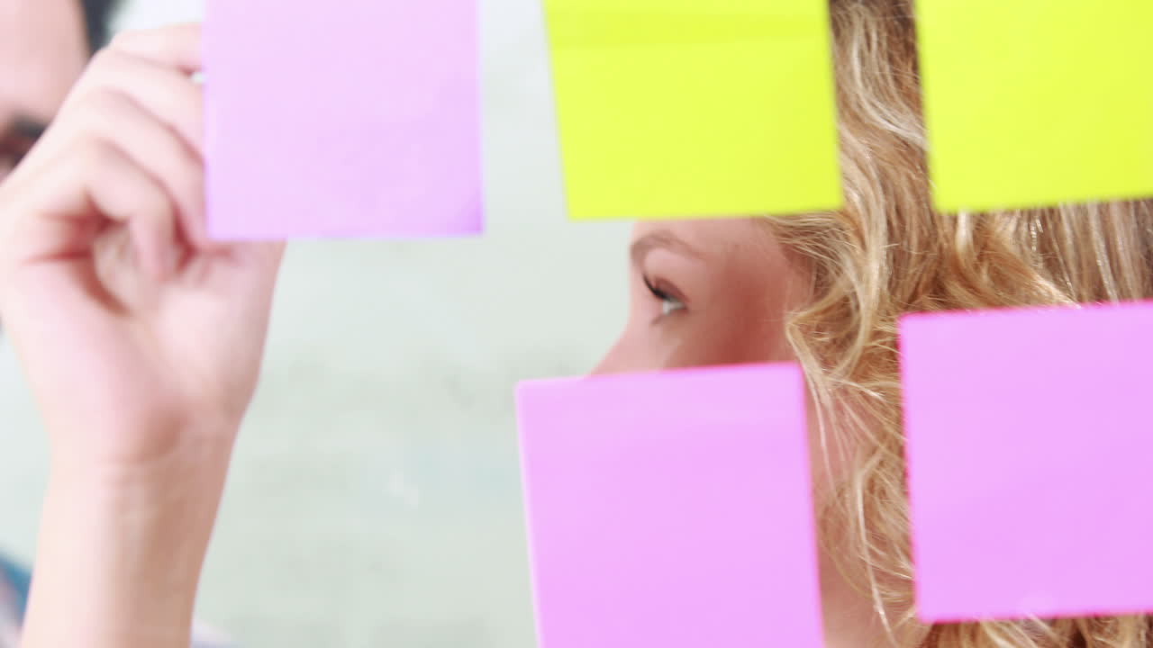 equipo de negocios casuales teniendo una reunión