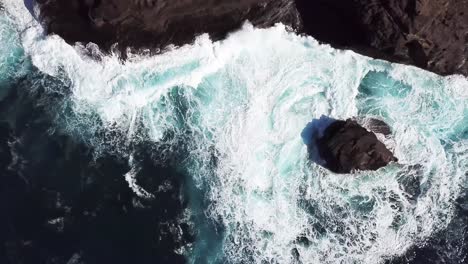 Luftdrohnenaufnahme-Der-Lage-Der-Spitting-Cave-In-Honolulu,-Hawaii-8