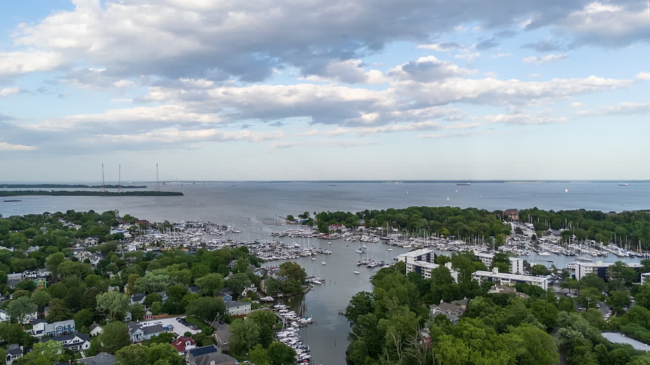 Annapolis, Maryland, Amerika Birleşik Devletleri'nde bulunan Safe Harbor Port Annapolis'in geniş marinası. Hızlandırılmış çekim