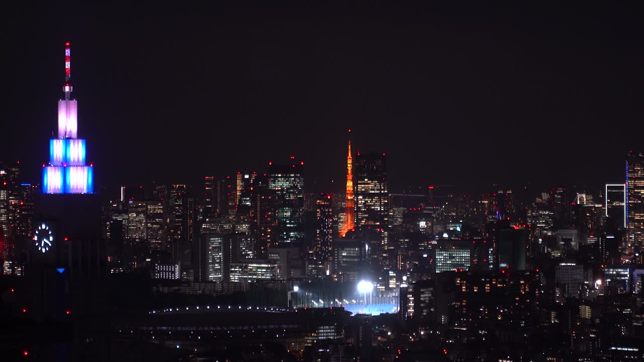 신주쿠와 도쿄 타워가 있는 밤 풍경을 가로질러 왼쪽에서 오른쪽으로 느린 팬