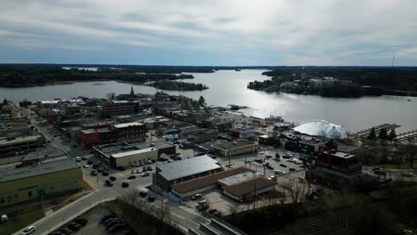 Landschaftsdrohnenaufnahme-Einer-Beliebten-Kanadischen-Tourismusstadt-Am-Seeufer,-Kenora,-Ontario,-Kanada