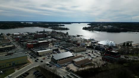 paisaje disparado por un dron popular turismo en la orilla del lago canadiense ciudad de kenora ontario canadá
