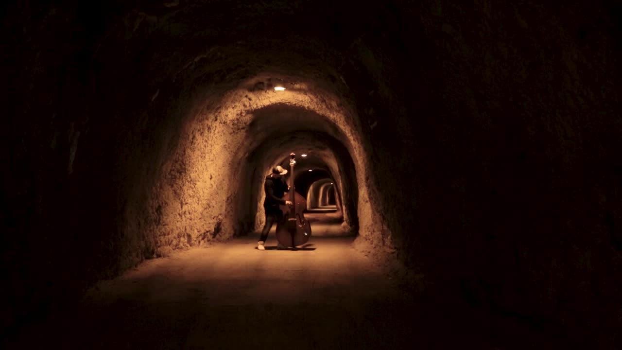 어두운 터널에서 더블 베이스 공연