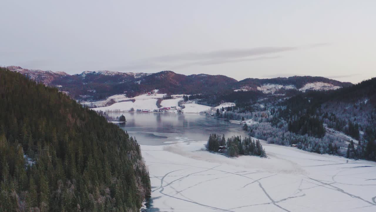 paisaje nevado de hermosas montañas y un lago congelado en invierno en el norte