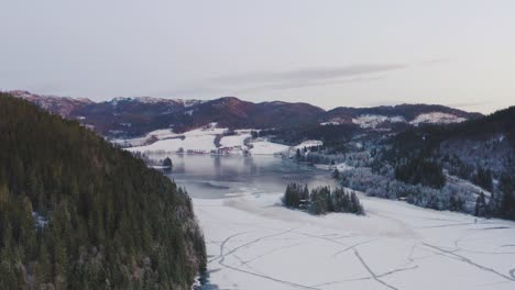 Schneelandschaft-Mit-Wunderschönen-Bergen-Und-Einem-Zugefrorenen-See-Im-Winter-Im-Norden